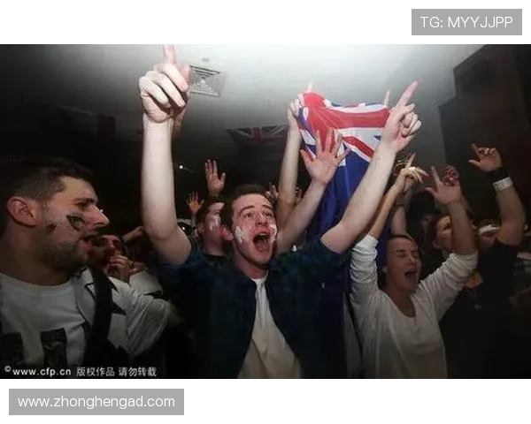 世界杯狂欢夜:与好友相聚酒吧共享激情赛场时刻